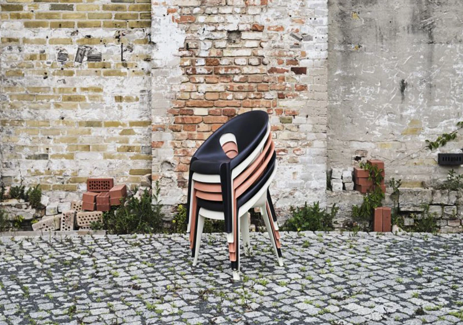 Seis cadeiras Bell de polipropileno coloridas empilhadas