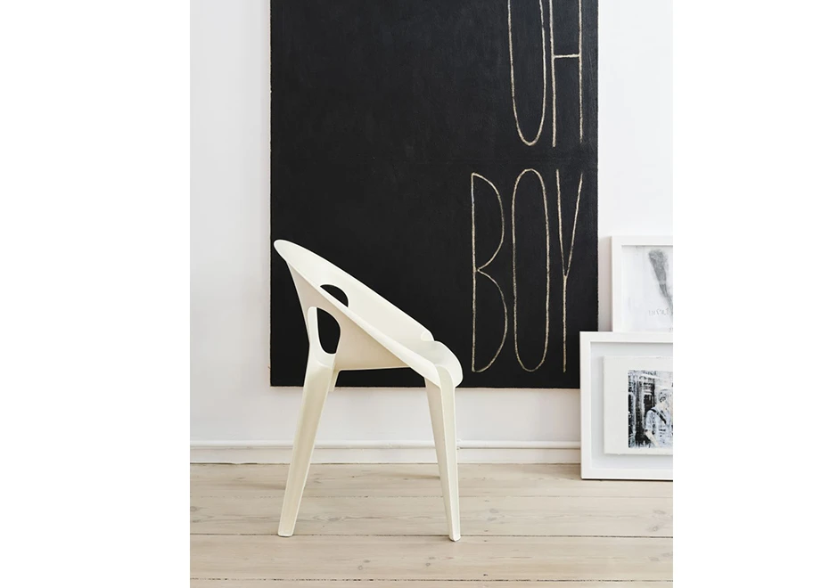 Cadeira branca Bell de polipropileno em vista lateral