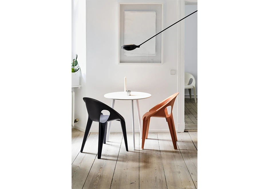 Duas cadeiras Bell de polipropileno com mesa pequena