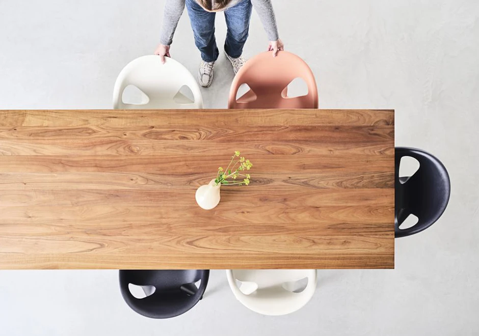 Cinco cadeiras Bell de polipropileno e mesa vistas de cima