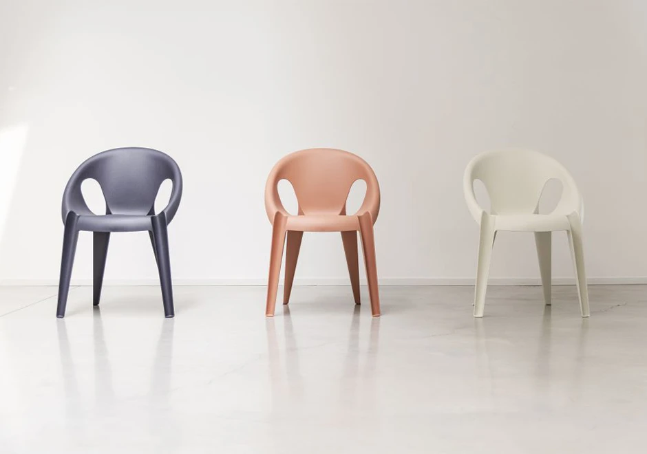 Três cadeiras Bell de polipropileno vistas de frente