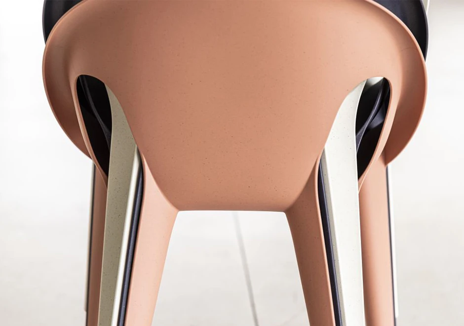 Detalhe acento de 3 cadeira creme Bell de polipropileno empilhadas