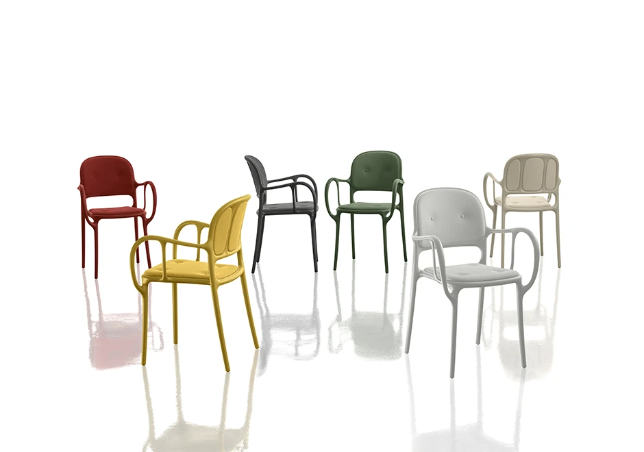 Várias cadeiras empilhaveis assinadas, com estrutura de polipropileno e fibras de vidro, assento e encosto estofados em tecido, com pintura acetinada em várias cores, vista de frente em um fundo branco.
