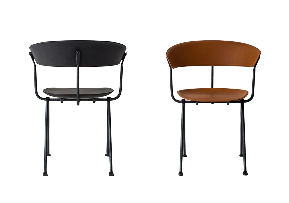 Duas cadeiras de design com estrutura de ferro galvanizado ou pintado, uma preta e uma marrom; assento e encosto de polipropileno, uma de frente e uma de costas, em um fundo branco.