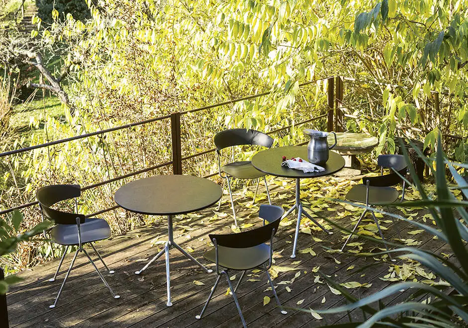 Quatro cadeiras de design de ferro galvanizado ou pintado; assento e encosto de polipropileno, vista de cima em uma area externa.