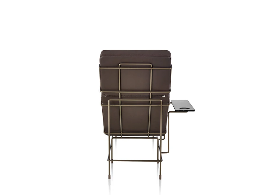 Chaise-longue com estrutura tubular de aço com pintura eletrostática, almofada de assento de poliuretano expandido e capa removível de couro marrom, visto de costas em um fundo branco.