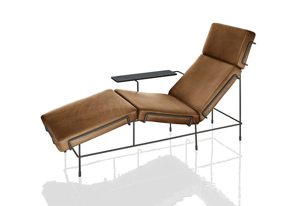 Chaise-longue com estrutura tubular de aço com pintura eletrostática, almofada de assento de poliuretano expandido e capa removível de couro marrom, visto de cima em um fundo branco.