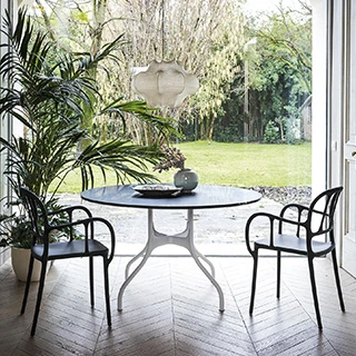 Mesa de jantar Milà com estrutura em aço pintado e tampo redondo de mármore - versão outdoor