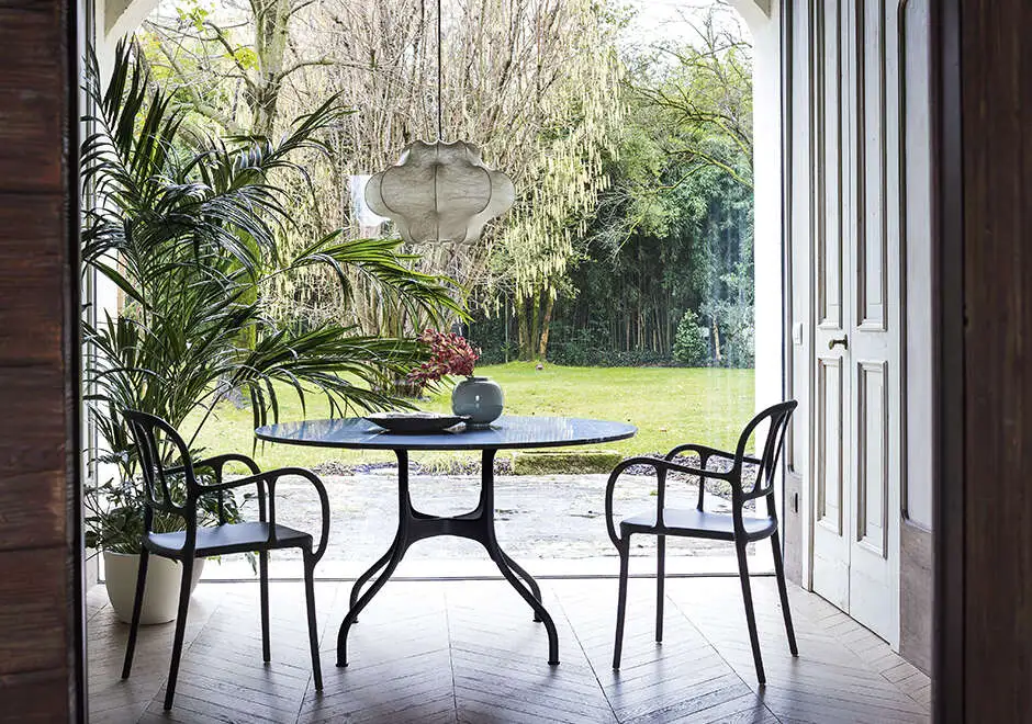Mesa de jantar Milà com estrutura em aço pintado e tampo redondo de mármore - versão outdoor