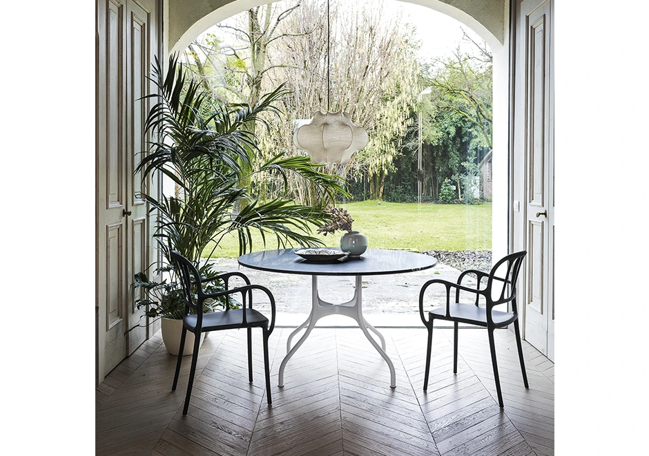 Mesa de jantar Milà com estrutura em aço pintado e tampo de madeira - foto 1