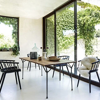 Mesa de jantar Officina em uma sala de almoço com 4 cadeiras com vista para o jardim