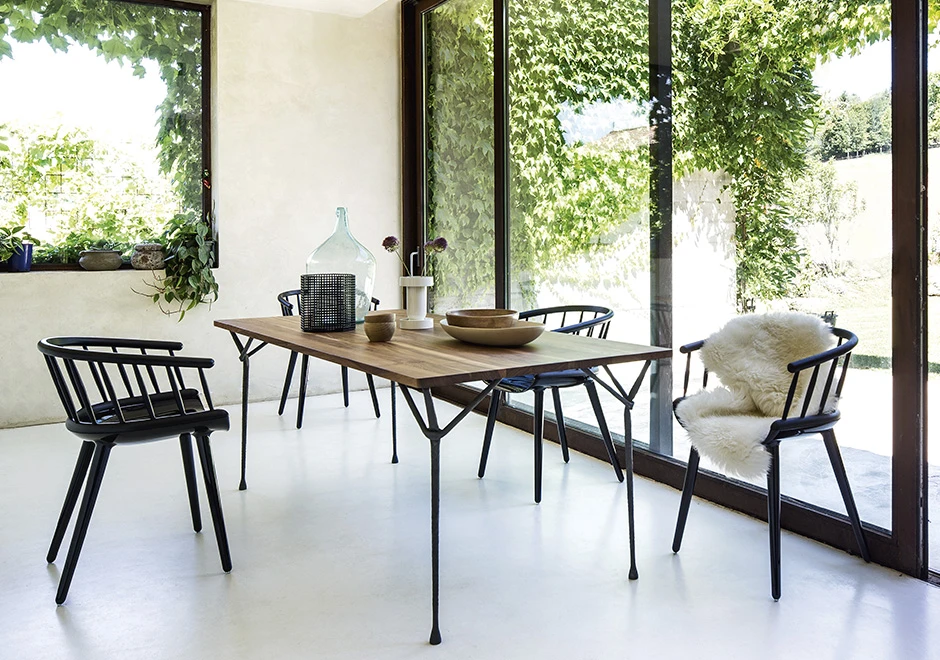 Mesa de jantar Officina em uma sala de almoço com 4 cadeiras com vista para o jardim