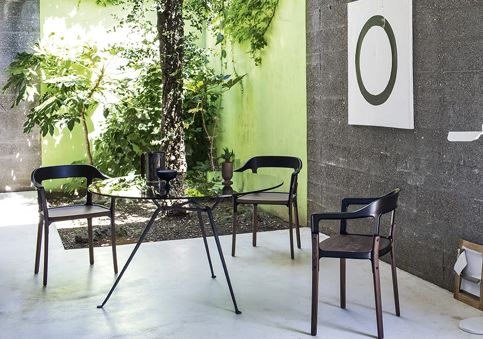 Mesa de jantar Officina redonda com vista latreral da estrutura