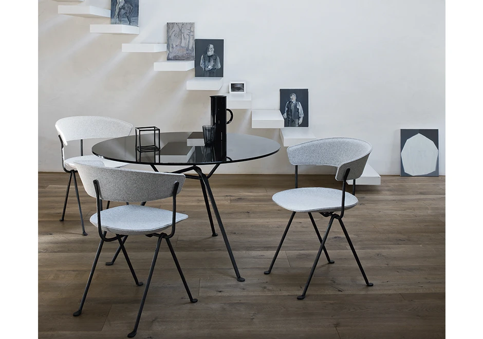 Mesa de jantar Officina redonda com vista latreral e três cadeiras