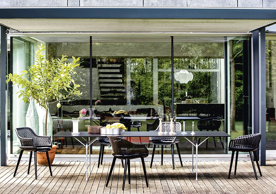 Mesa de jantar Officina em vista lateral com 5 cadeiras