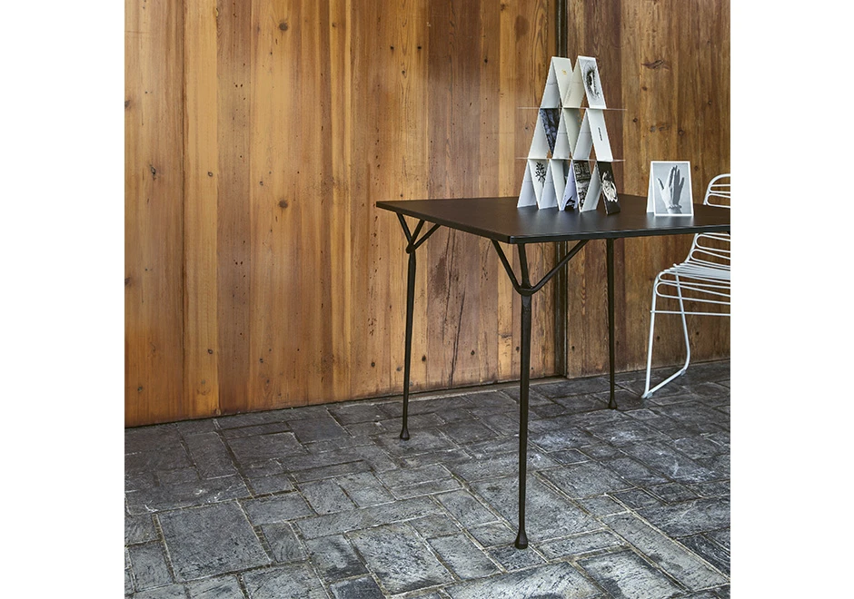 Mesa de jantar Officina quadrada com vista latreral da estrutura