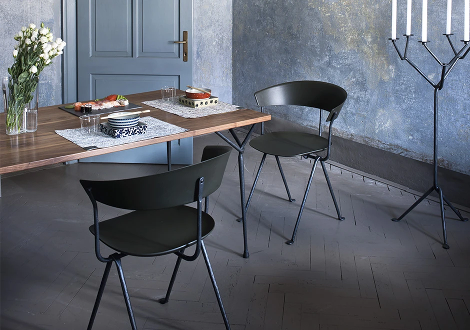 Mesa de jantar Officina em uma sala de jantar com a mesa posta e duas cadeiras