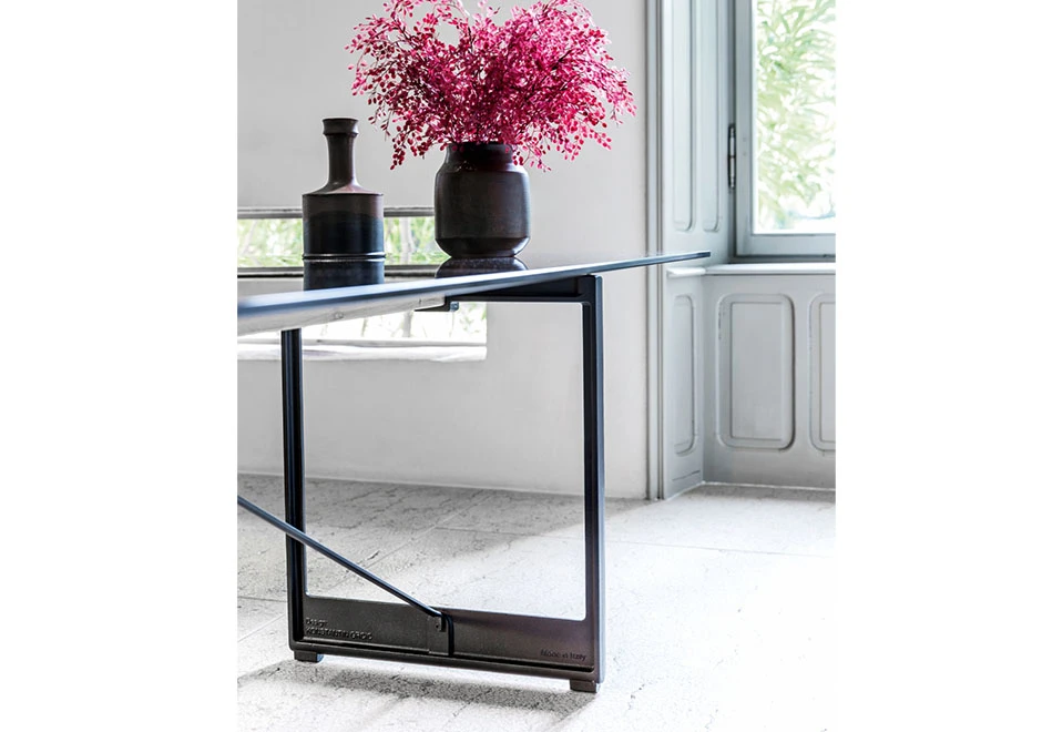 Mesa Brut com estrutura de ferro fundido pintado em poliéster e tampo de vidro transparente ou fumê - foto 3