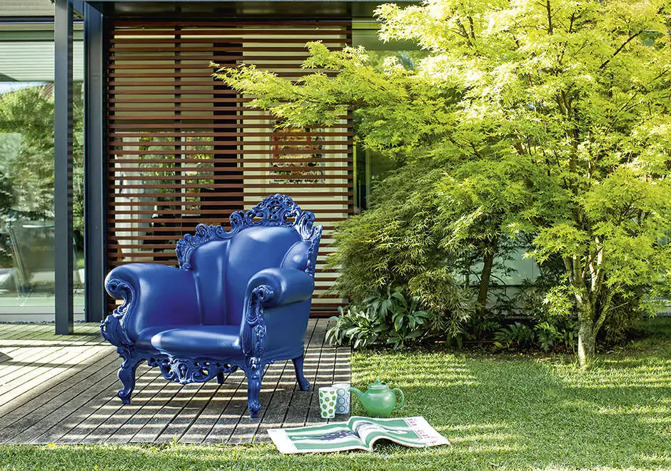 Poltrona outdoor Magis Proust com estrutura de polietileno nas cores laranja, vermelha, azul, branca, preta e multicor - foto 2