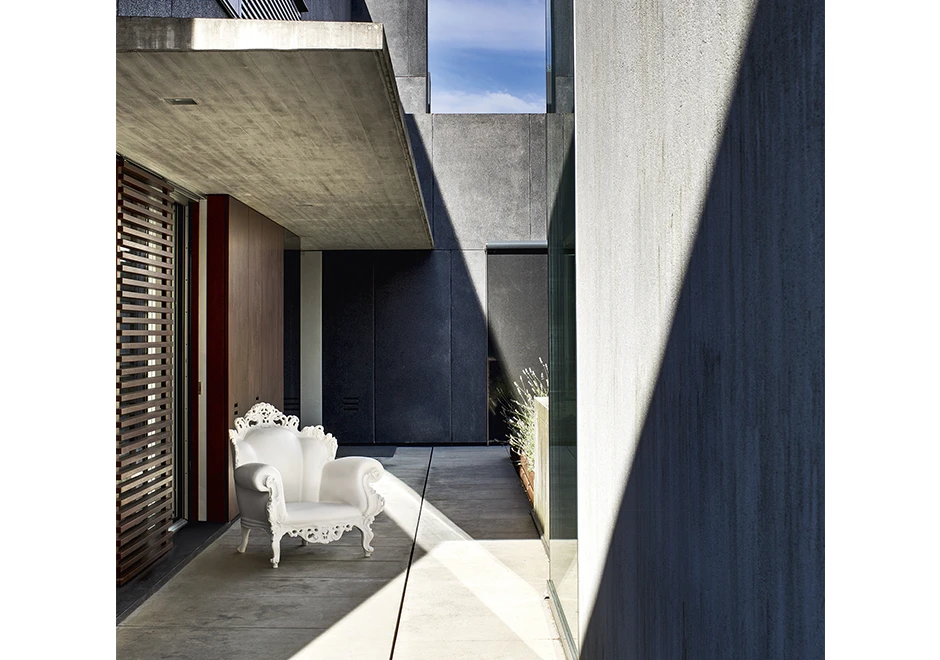 Poltrona outdoor Magis Proust com estrutura de polietileno nas cores laranja, vermelha, azul, branca, preta e multicor - foto 6