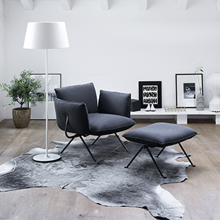 Poltrona assinada OFFICINA com estrutura de aço e pintada em poliéster e almofadas em poliuretano expandido com capa removível em tecido ou couro