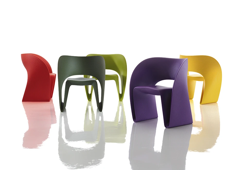 Várias cadeiras de design com estrutura de polietileno de várias cores, em um fundo branco.