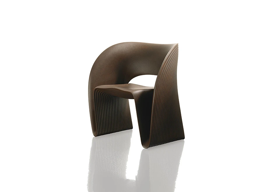 Cadeira de design com estrutura de polietileno marrom vista de lado em um fundo branco.