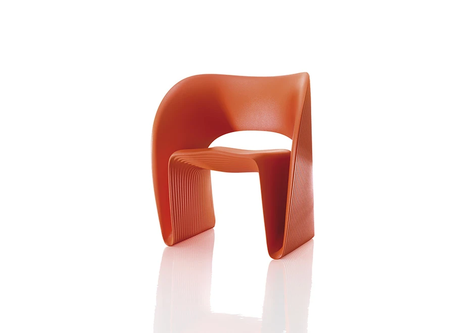 Cadeira de design com estrutura de polietileno laranja vista de lado em um fundo branco.