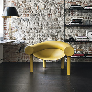 Poltrona design SAM SON com estrutura de polietileno amarelo.