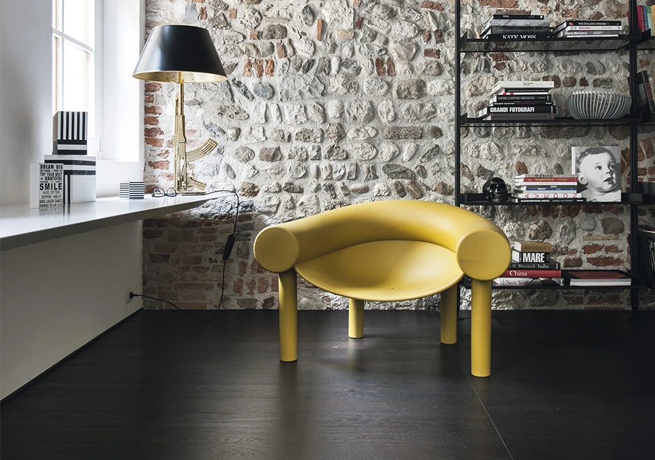 Poltrona design SAM SON com estrutura de polietileno, ideal para acomodação em áreas ao ar livre.