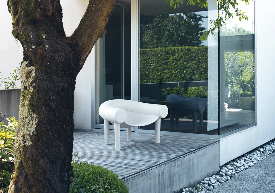 Poltrona design SAM SON com estrutura de polietileno branco.