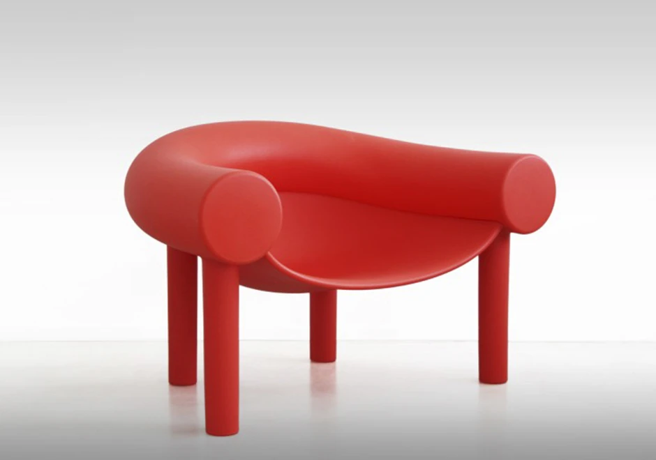 Poltrona design SAM SON com estrutura de polietileno vermelho.