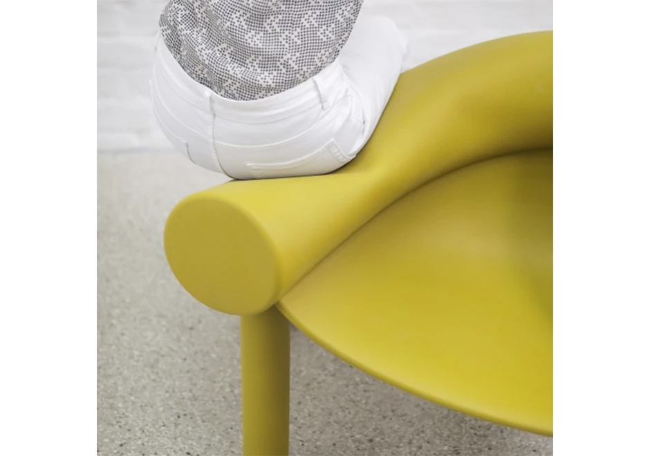 Detalhe da poltrona design SAM SON com estrutura de polietileno amarelo.