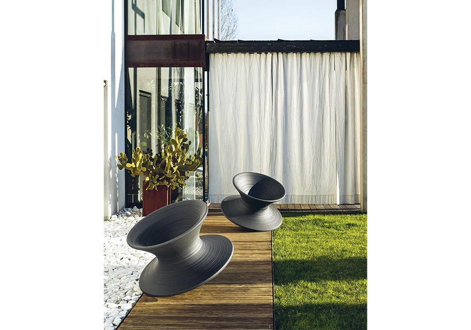 Poltrona de design SPUN com estrutura de polietileno cinza.