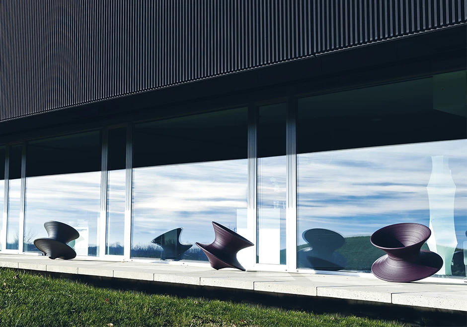 Poltrona de design SPUN com estrutura de polietileno, disponível em seis cores.