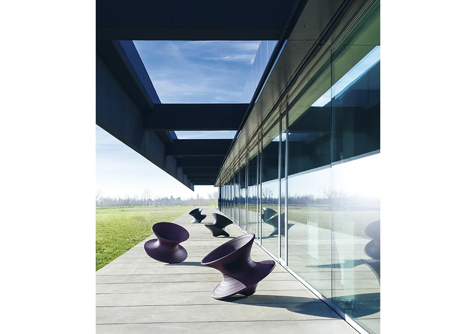 Poltrona de design SPUN com estrutura de polietileno, disponível em seis cores.