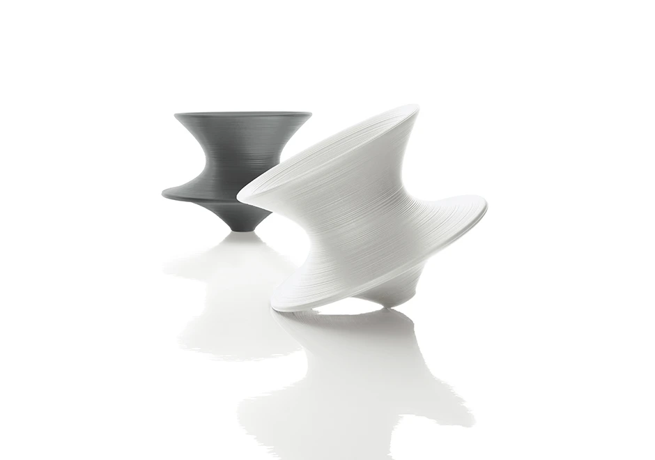 Poltrona de design SPUN com estrutura de polietileno nas cores cinza e branco.