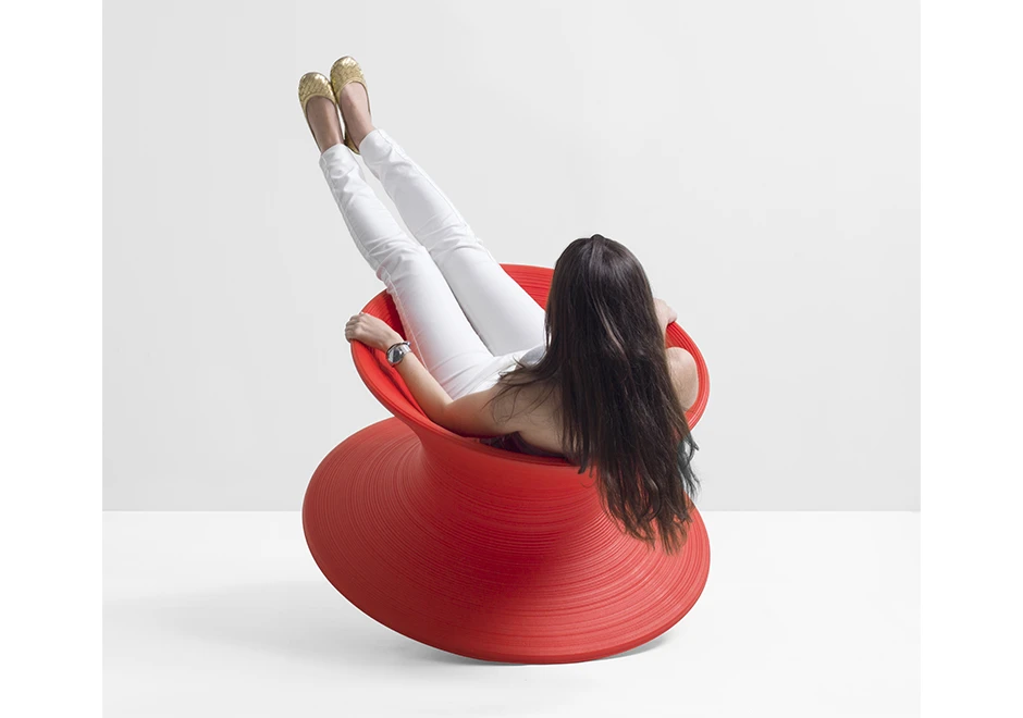 Poltrona de design SPUN com estrutura de polietileno vermelho.