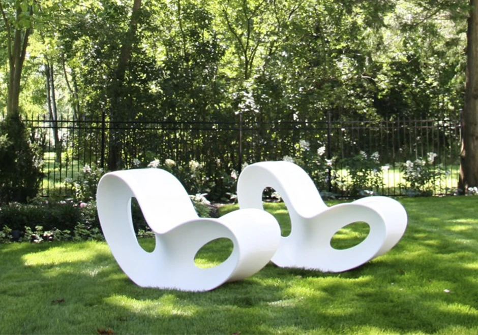 Poltrona design VOIDO, de Ron Arad, com estrutura de polietileno e disponível em seis cores - foto 1