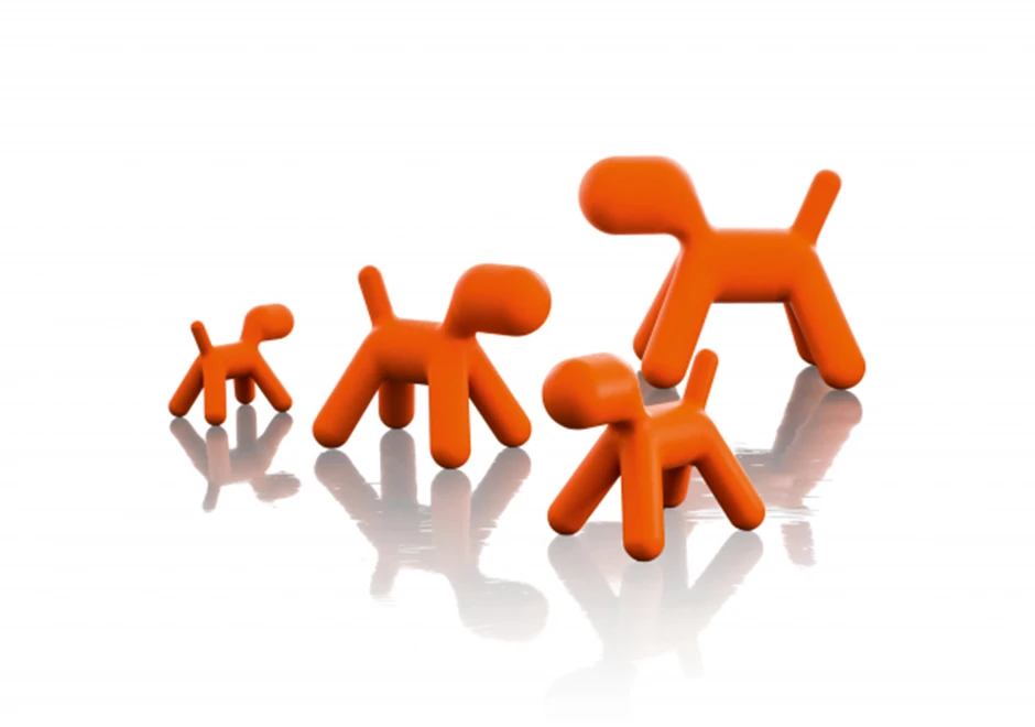 Vários bancos de design em formato de cachorro em polietileno laranja, vistos de lado em um fundo branco.