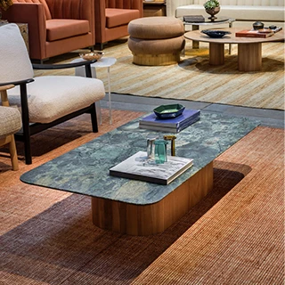 Mesa de centro Equilíbrio em madeira Jequitibá Rosa ou Pinus, com acabamento em verniz fosco