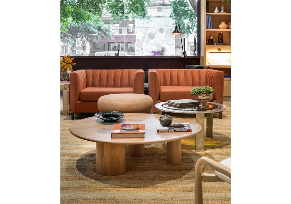 Mesa de centro Três com base e tampo de madeira Jequitibá Rosa ou Pinus e acabamento em verniz fosco - foto 1