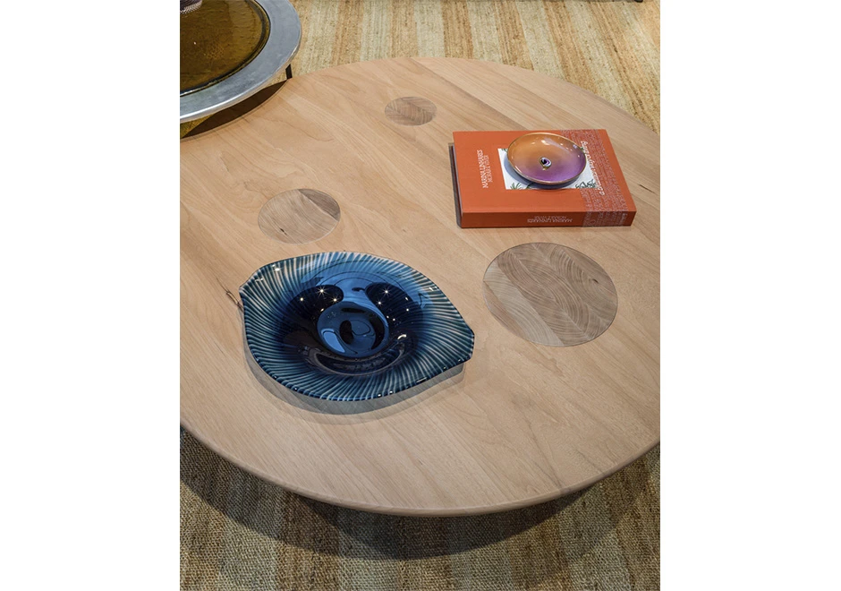 Mesa de centro Três com base e tampo de madeira Jequitibá Rosa ou Pinus e acabamento em verniz fosco - foto 3