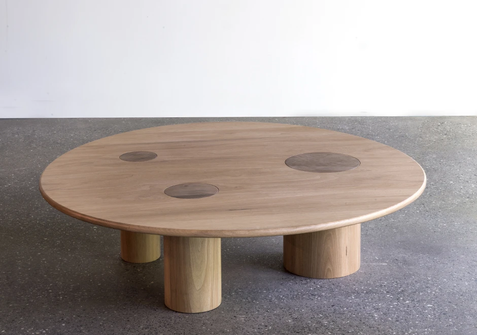 Mesa de centro Três com base e tampo de madeira Jequitibá Rosa ou Pinus e acabamento em verniz fosco - foto 2