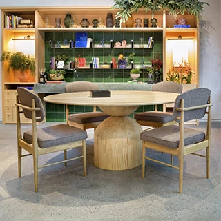 Mesa de jantar redonda Jiboia com base e tampo em madeira Pinus ou Jequitibá Rosa