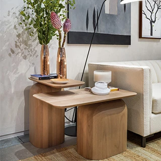 Mesa lateral APOIO, assinada por Marina Linhares, produzidas em madeira Jequitibá Rosa ou Pinus, com acabamento em verniz fosco