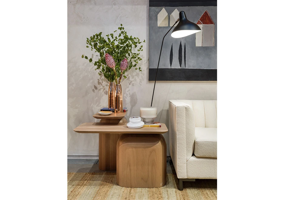 Mesa lateral APOIO, assinada por Marina Linhares, produzidas em madeira Jequitibá Rosa ou Pinus, com acabamento em verniz fosco - foto1