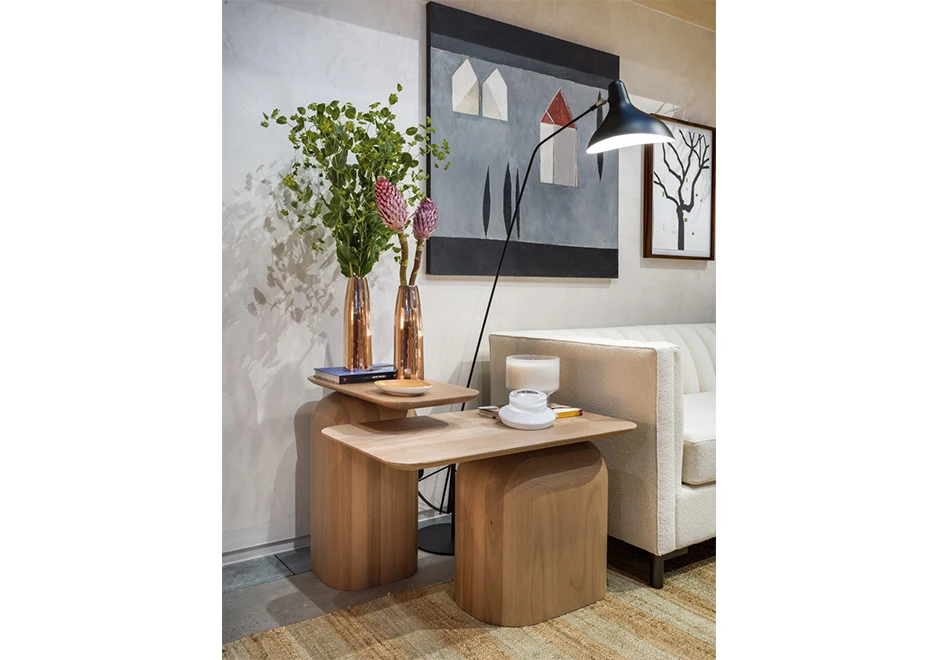 Mesa lateral APOIO, assinada por Marina Linhares, produzidas em madeira Jequitibá Rosa ou Pinus, com acabamento em verniz fosco - foto2