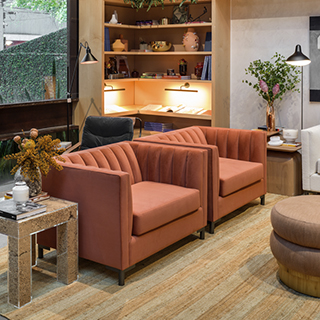 Poltrona design ONDAS com estrutura de madeira, pés em metal, estofado em tecido alaranjado - foto 1