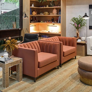 Poltrona design ONDAS com estrutura de madeira, pés em metal, estofado em tecido alaranjado - foto 1